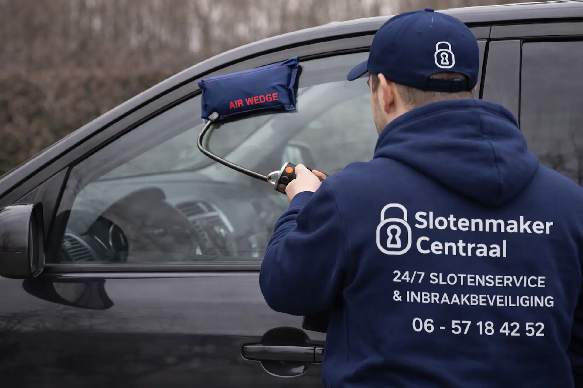 Slotenmaker opent auto zonder schade met professioneel gereedschap